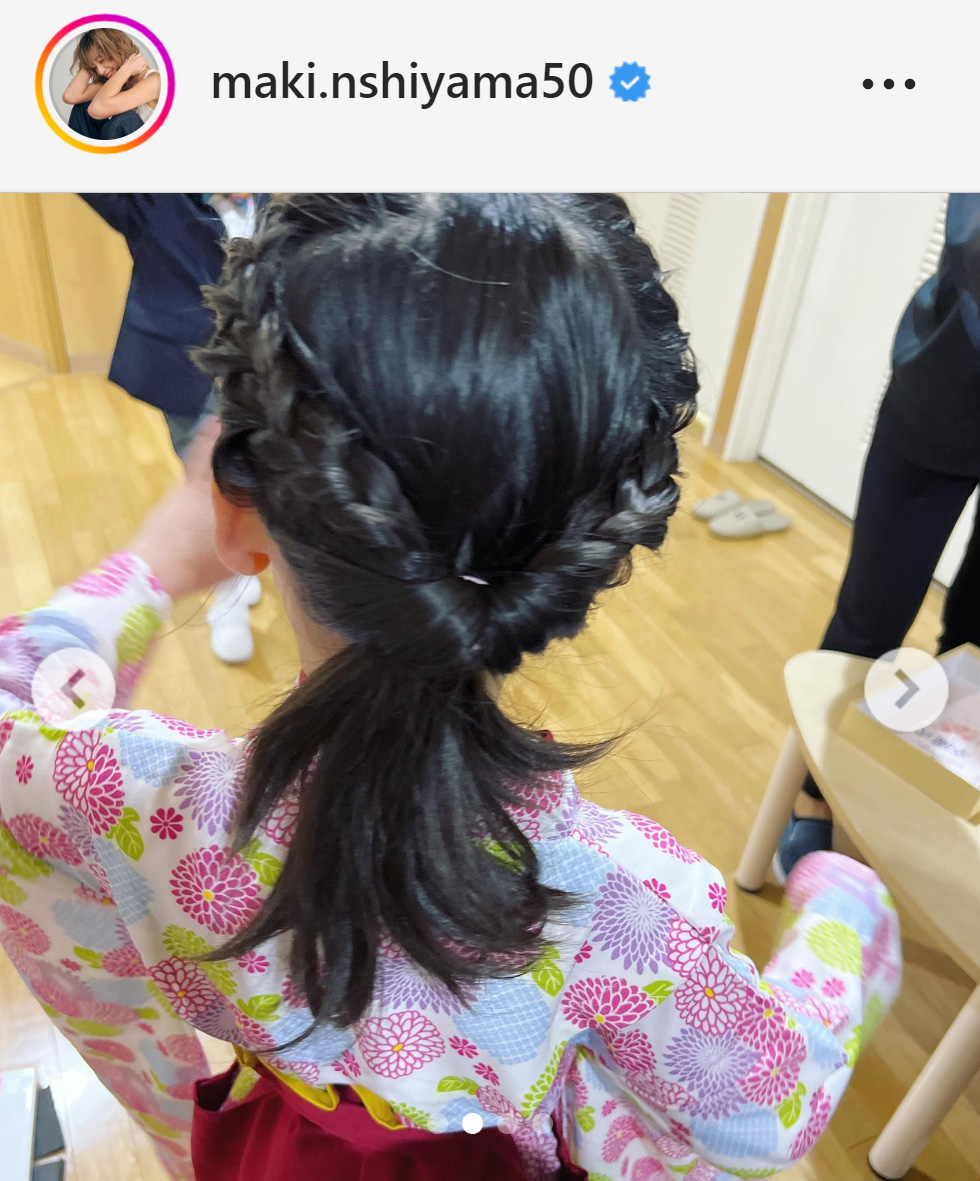 髪の毛を編み込んでもらう西山茉希の娘（西山茉希のインスタグラムから）