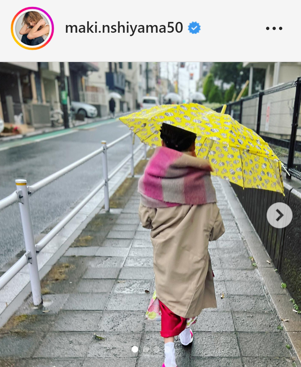 傘を差し道を歩く西山茉希の娘（西山茉希のインスタグラムから）