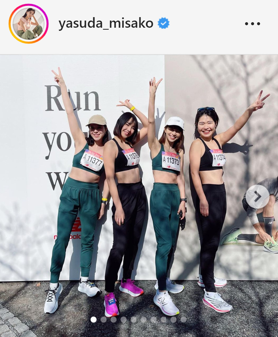 「美腹筋」が見えるランニングウエア姿で記念撮影に納まる安田美沙子（右から2人目）（安田美沙子のインスタグラムから）