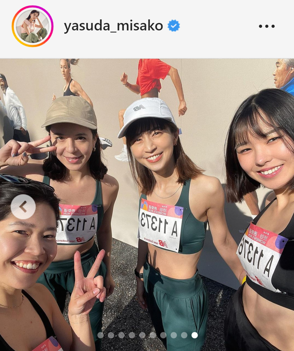 チームの女性たちと一緒に笑顔を見せる安田美沙子（右から2人目）（安田美沙子のインスタグラムから）