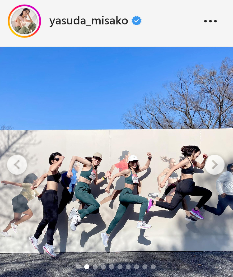 壁の絵に合わせてジャンプする安田美沙子（右から2人目）（安田美沙子のインスタグラムから）