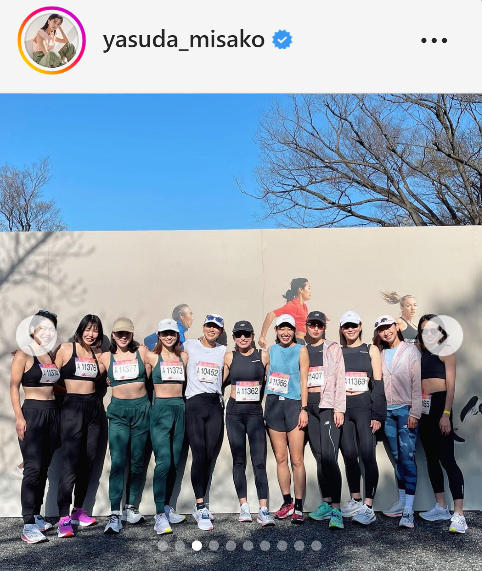 ランニングイベント参加者と記念撮影に納まる安田美沙子（左から4人目）（安田美沙子のインスタグラムから）