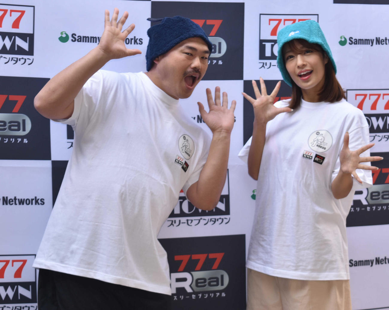 「777シリーズ×サウナ＆カプセルホテル北欧　コラボレーション企画　お披露目イベント」に参加したクロちゃんと橋本梨菜