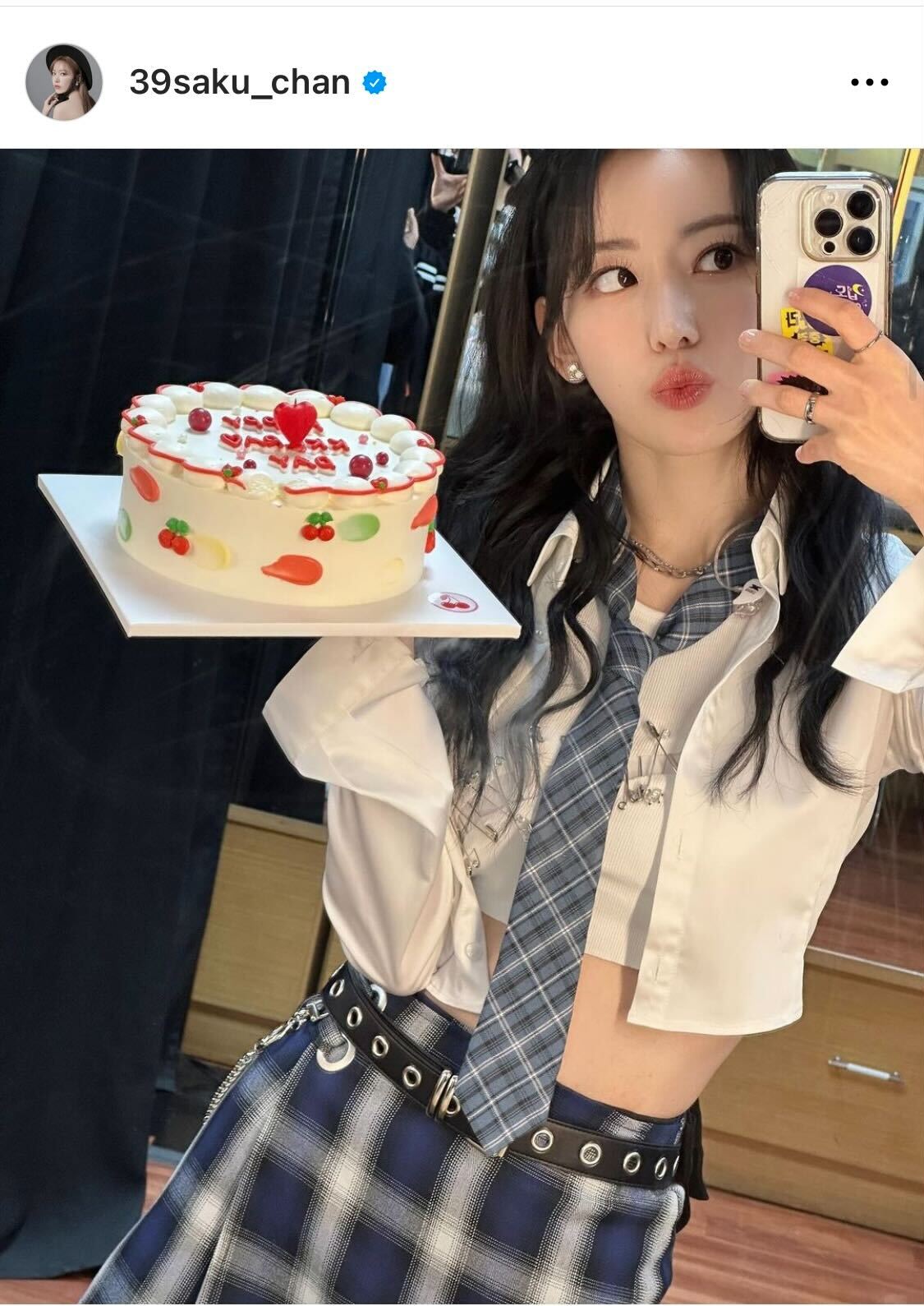 LE SSERAFIM　SAKURAは誕生日ケーキの写真をインスタに投稿（LE SSERAFIM　SAKURAのインスタグラムから）