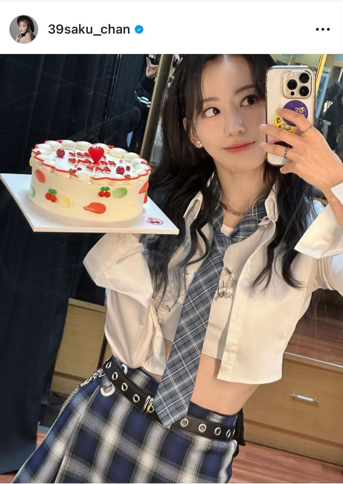 LE SSERAFIM　SAKURAは誕生日ケーキの写真をインスタに投稿（LE SSERAFIM　SAKURAのインスタグラムから）