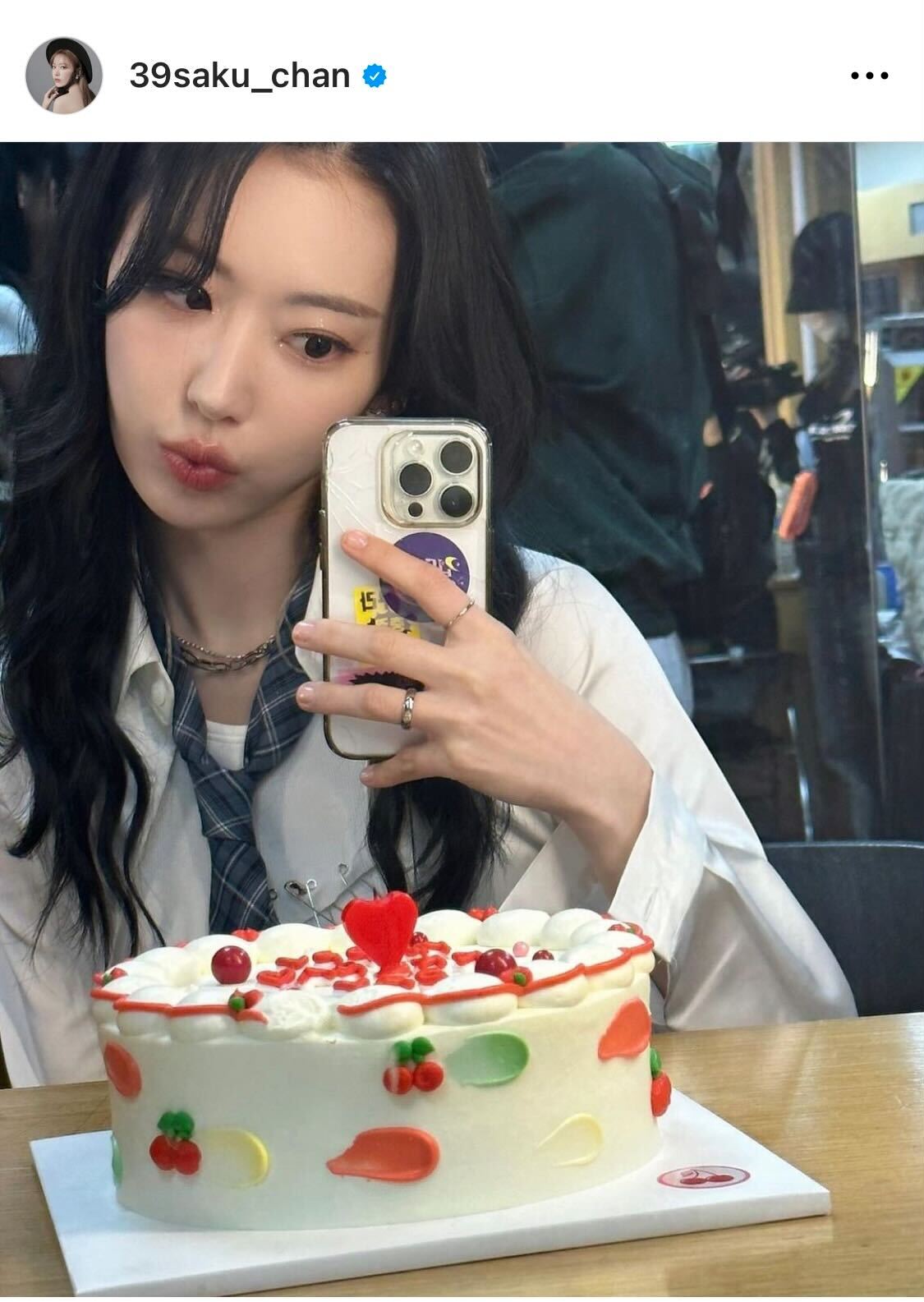 LE SSERAFIM　SAKURAは誕生日ケーキの写真をインスタに投稿（LE SSERAFIM　SAKURAのインスタグラムから）