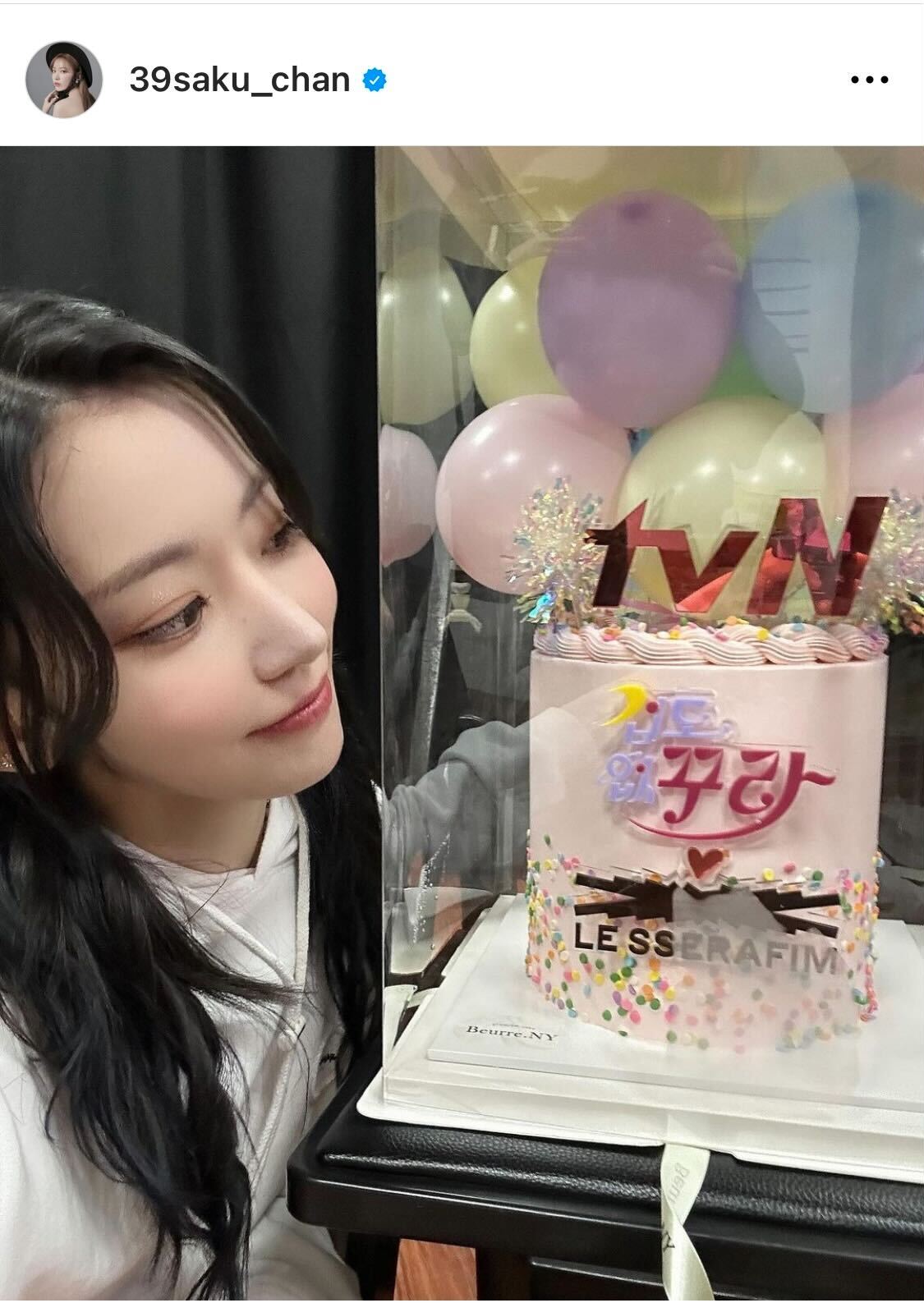 LE SSERAFIM　SAKURAは誕生日ケーキの写真をインスタに投稿（LE SSERAFIM　SAKURAのインスタグラムから）