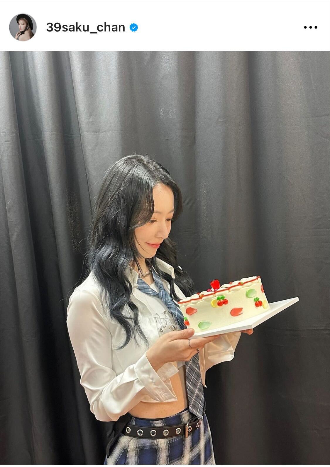 LE SSERAFIM　SAKURAは誕生日ケーキの写真をインスタに投稿（LE SSERAFIM　SAKURAのインスタグラムから）
