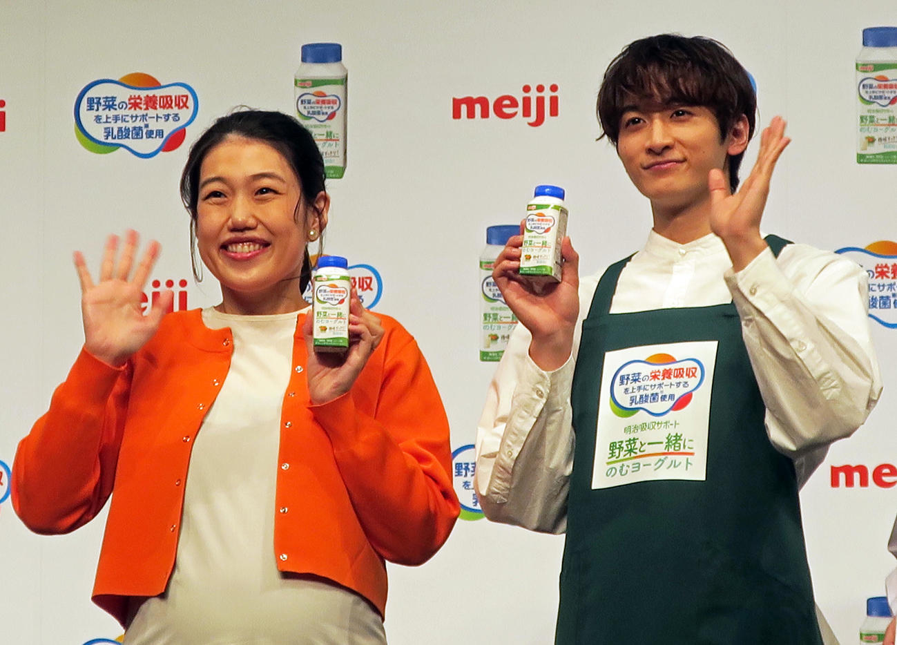 「明治吸収サポート　野菜と一緒にのむヨーグルト」新商品発表会で笑顔を見せる横澤夏子（左）と小関裕太