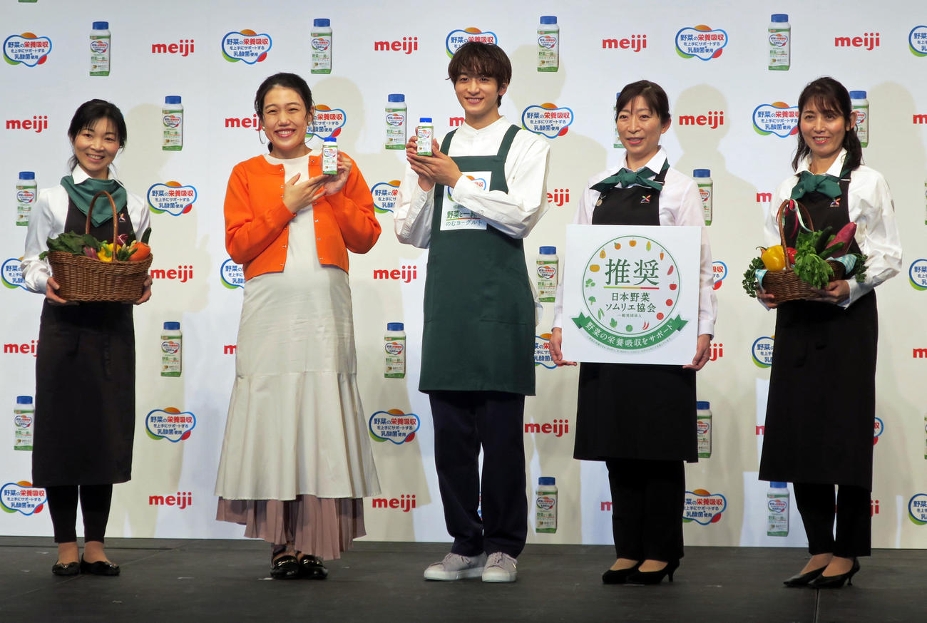「明治吸収サポート　野菜と一緒にのむヨーグルト」新商品発表会で、野菜ソムリエらと記念撮影する小関裕太（中央）、横澤夏子（左から2番目）