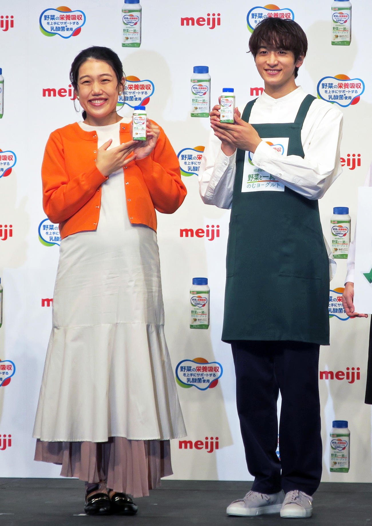 「明治吸収サポート　野菜と一緒にのむヨーグルト」新商品発表会で。妊娠中の喜びを語る横澤夏子（左）と、CMキャラクターを務める小関裕太（右）