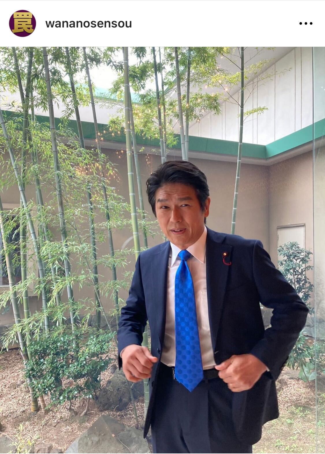 竜崎始役の高橋克典は笑顔を見せる（ドラマ「罠の戦争」公式インスタグラムから）
