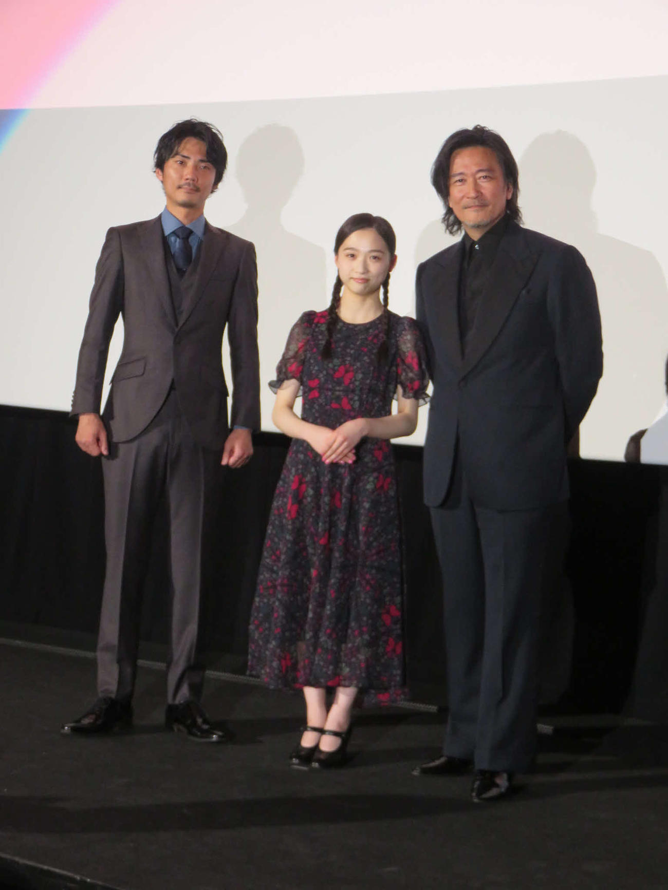 映画「世界の終わりから」の舞台あいさつに出席した、左から毎熊克哉、伊東蒼、紀里谷和明監督