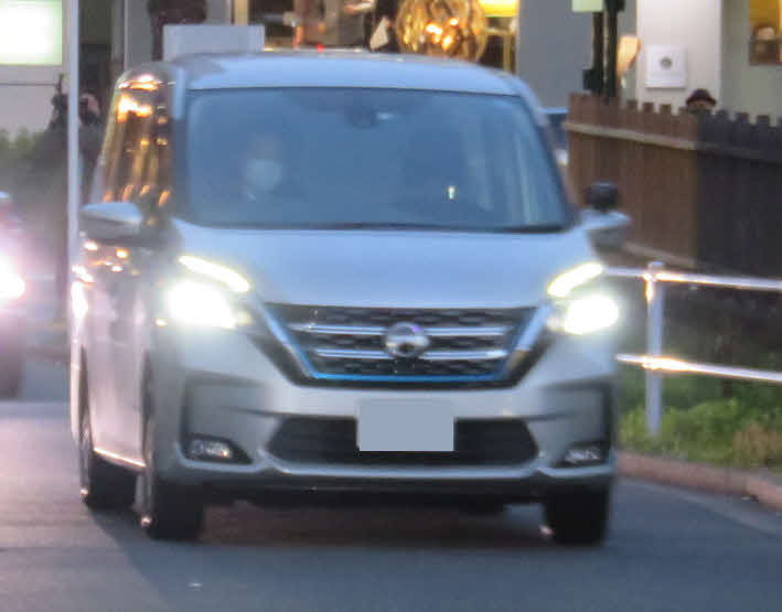 警視庁原宿署に入る道端ジェシカ容疑者を乗せたと思われる車（午後6時ごろ、画像は一部加工）