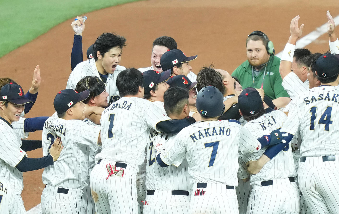 日本対メキシコ　9回裏日本無死一、二塁、村上（右から4人目）の逆転の2点適時二塁打でサヨナラ勝ちをし、喜ぶを爆発させる大谷（左から4人目）（撮影・菅敏）