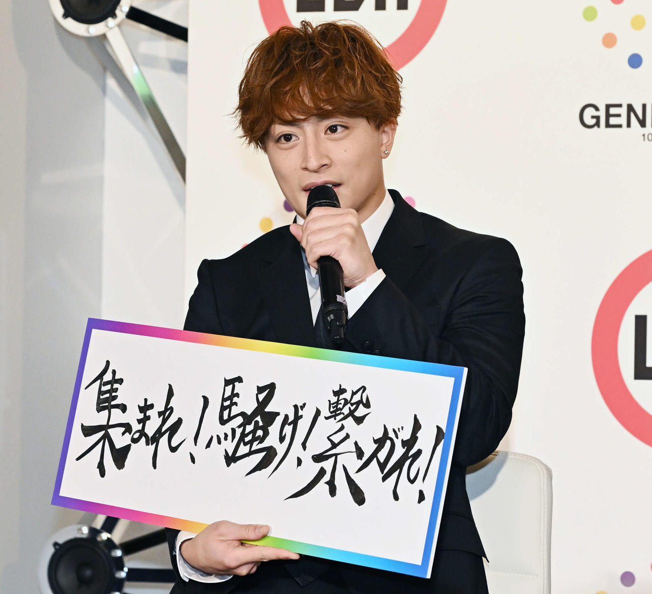 直筆のパネルを手にするGENERATIONSの白濱亜嵐（撮影・滝沢徹郎）