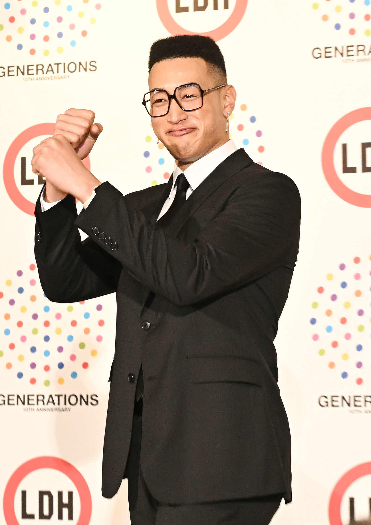 ペッパーミルパフォーマンスをしながら引き揚げるGENERATIONSの関口メンディー（撮影・滝沢徹郎）