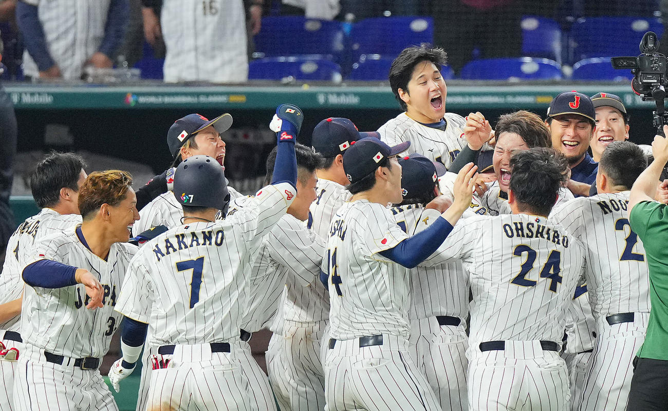 日本対メキシコ　9回裏日本無死一、二塁、サヨナラ適時二塁打を放った村上（右から3人目）はチームメートの祝福を受けながら歓喜のガッツポーズ（撮影・垰建太）