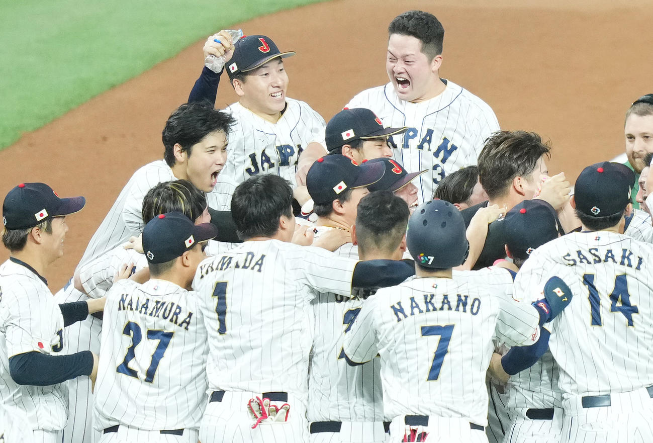 日本対メキシコ　9回裏日本無死一、二塁、村上（右から3人目）の逆転の2点適時二塁打でサヨナラ勝ちをし、喜びを爆発させる大谷（中央左）（撮影・菅敏）