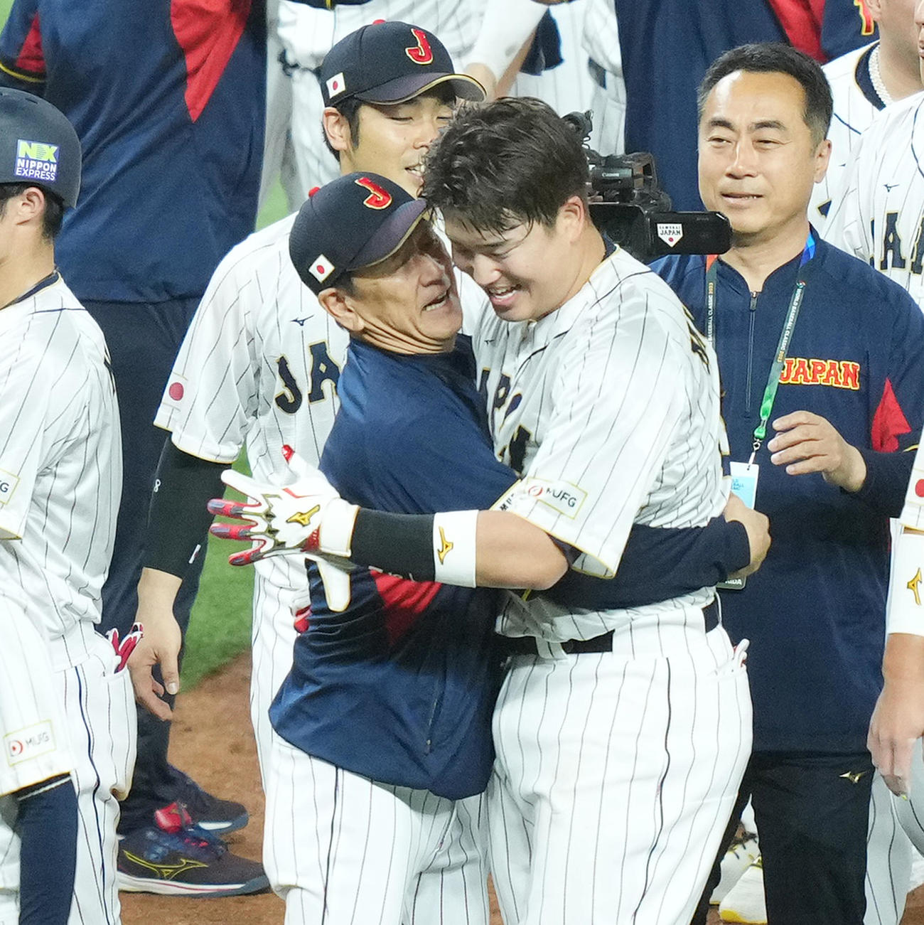 日本対メキシコ　9回裏日本無死一、二塁、サヨナラ逆転2点適二塁打を放った村上（右）を抱き締める栗山監督（撮影・菅敏）