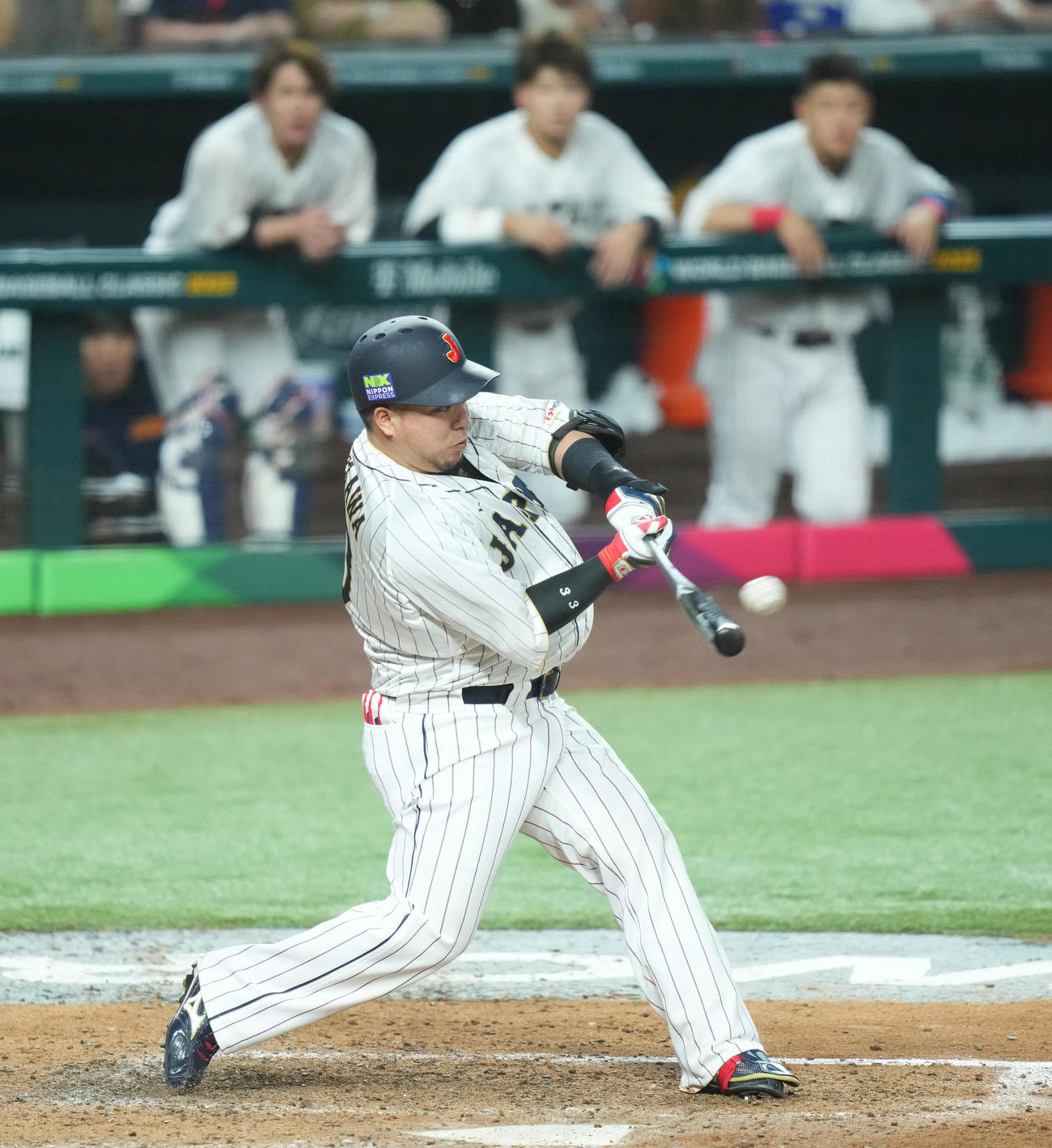 日本対メキシコ　8回裏日本1死二、三塁、左犠飛を放つ山川（撮影・菅敏）