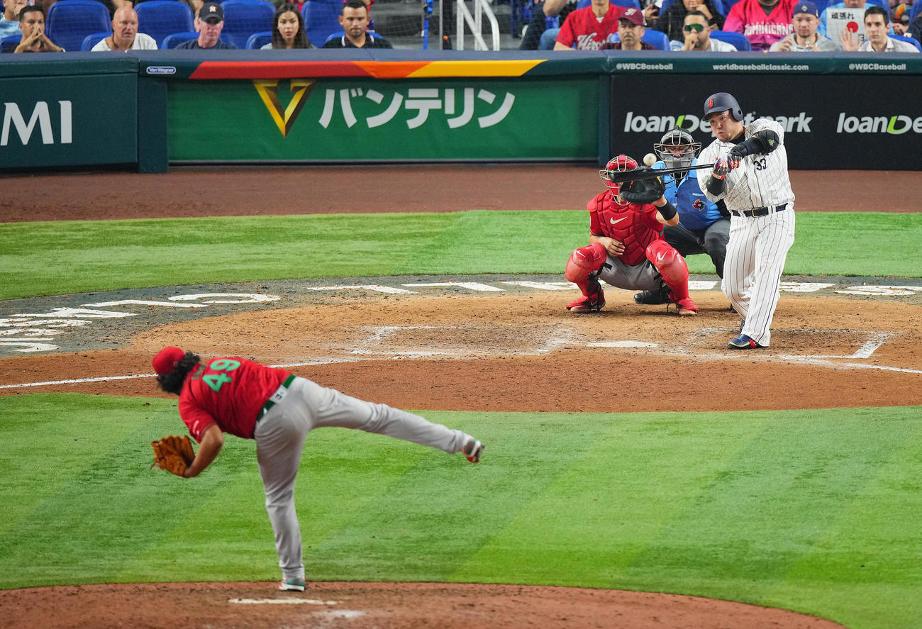 日本対メキシコ　8回裏日本1死二、三塁、左犠飛を放つ山川。投手クルーズ（撮影・垰建太）