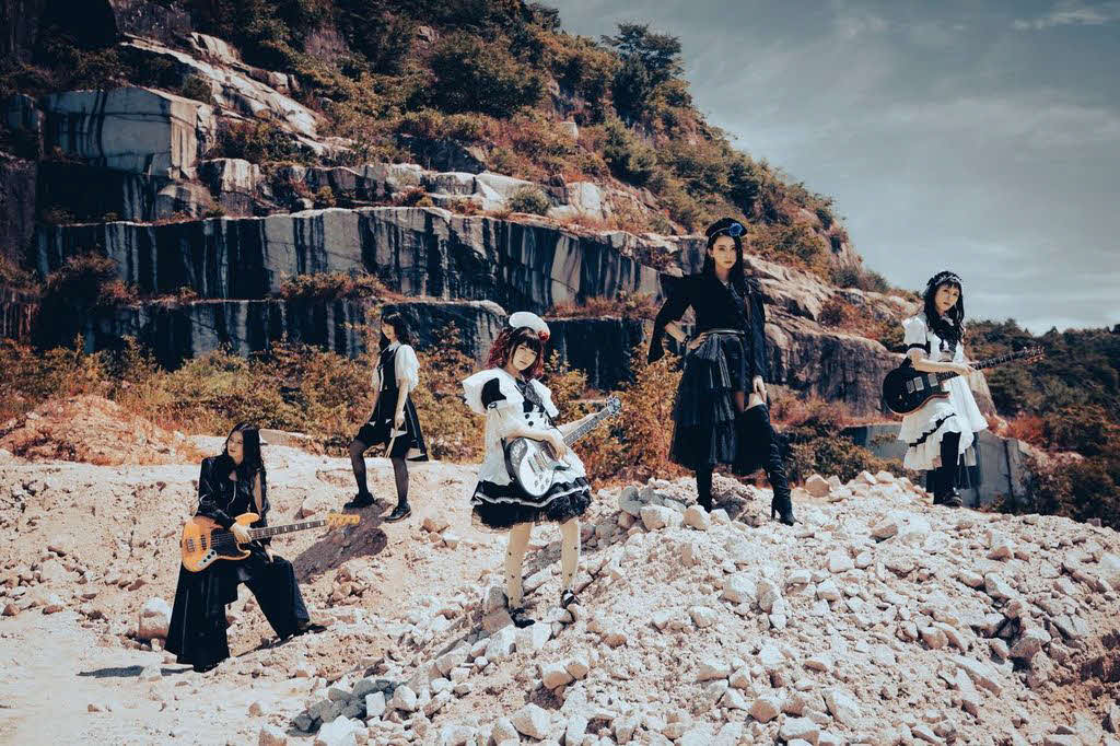 「ロラパルーザ・シカゴ」に出演するBAND－MAID