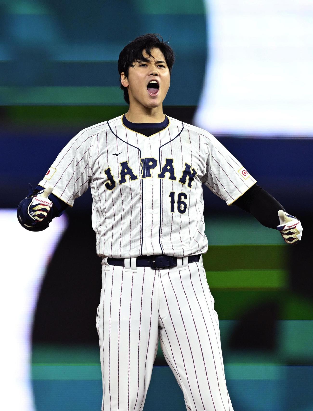 9回、先頭の大谷が二塁打で出塁し塁上で雄たけびを上げる（共同）