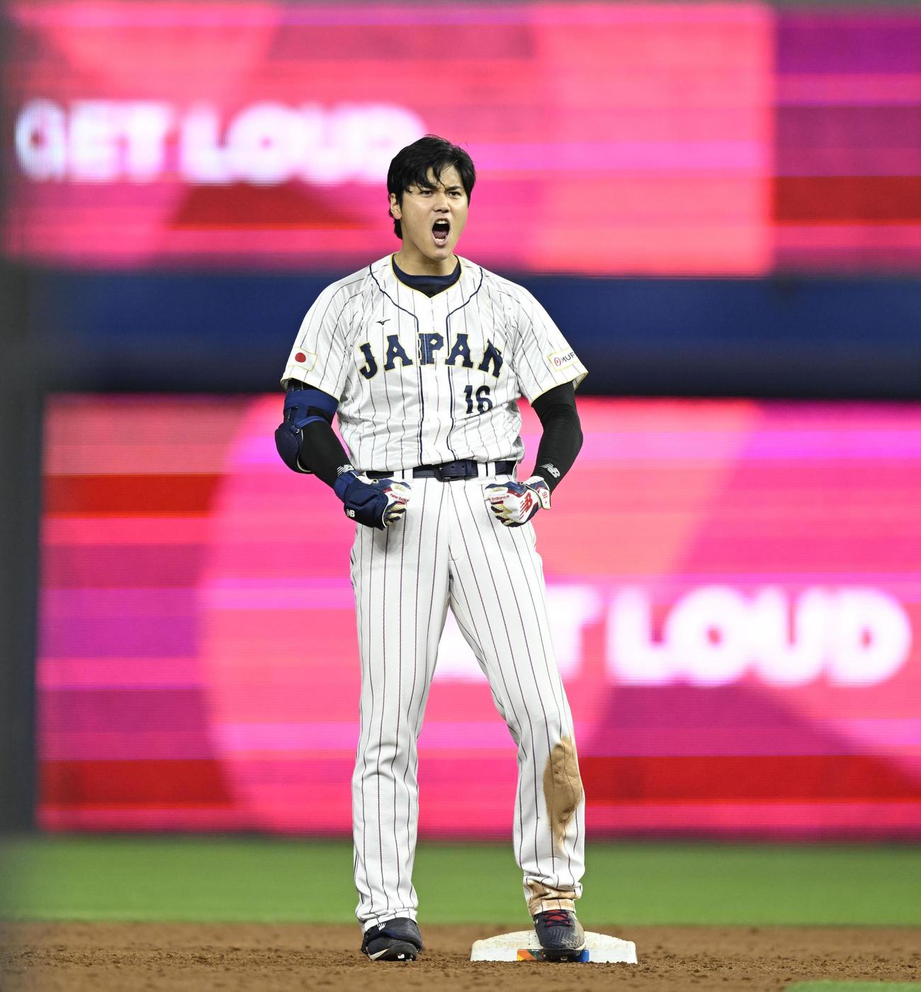 9回、先頭の大谷が二塁打で出塁し塁上で雄たけびを上げる（共同）