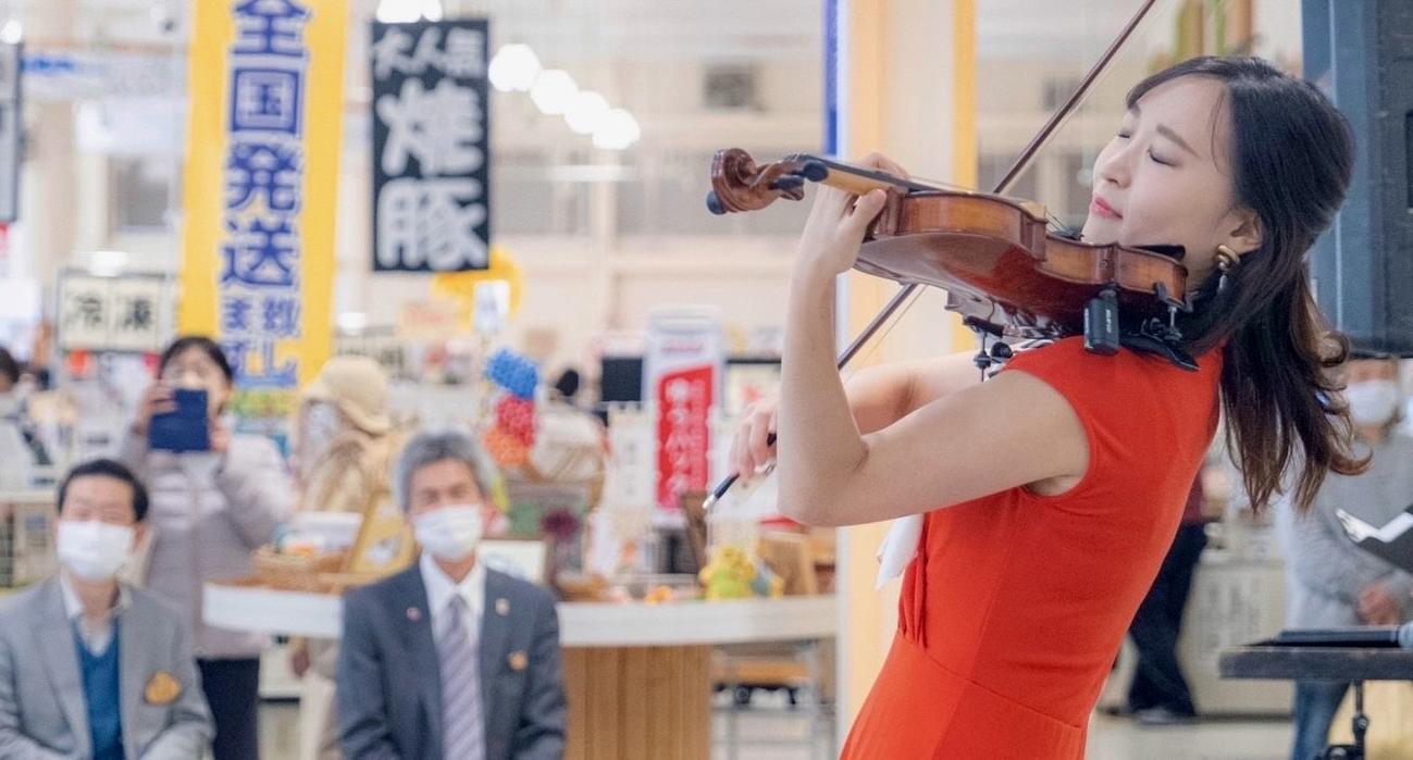 新曲「おにおんリング」を演奏する益子侑