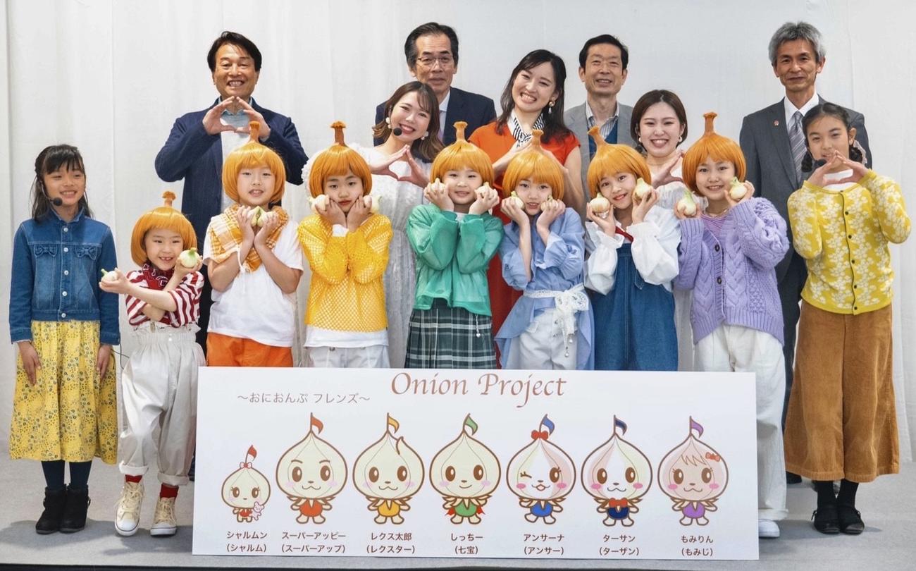 イベントに集まった関係者と記念撮影する益子侑（後列中央）
