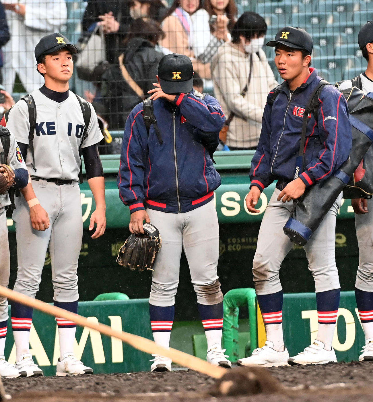 仙台育英対慶応　仙台育英に敗れがっくりする清原（中央）ら慶応ナイン（2023年3月21日撮影）