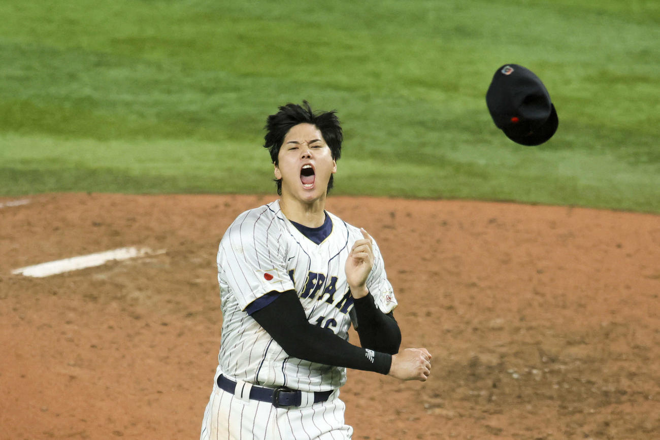 日本対米国　米国に勝利し優勝を決めた大谷は帽子を投げて歓喜する（USA TODAY）