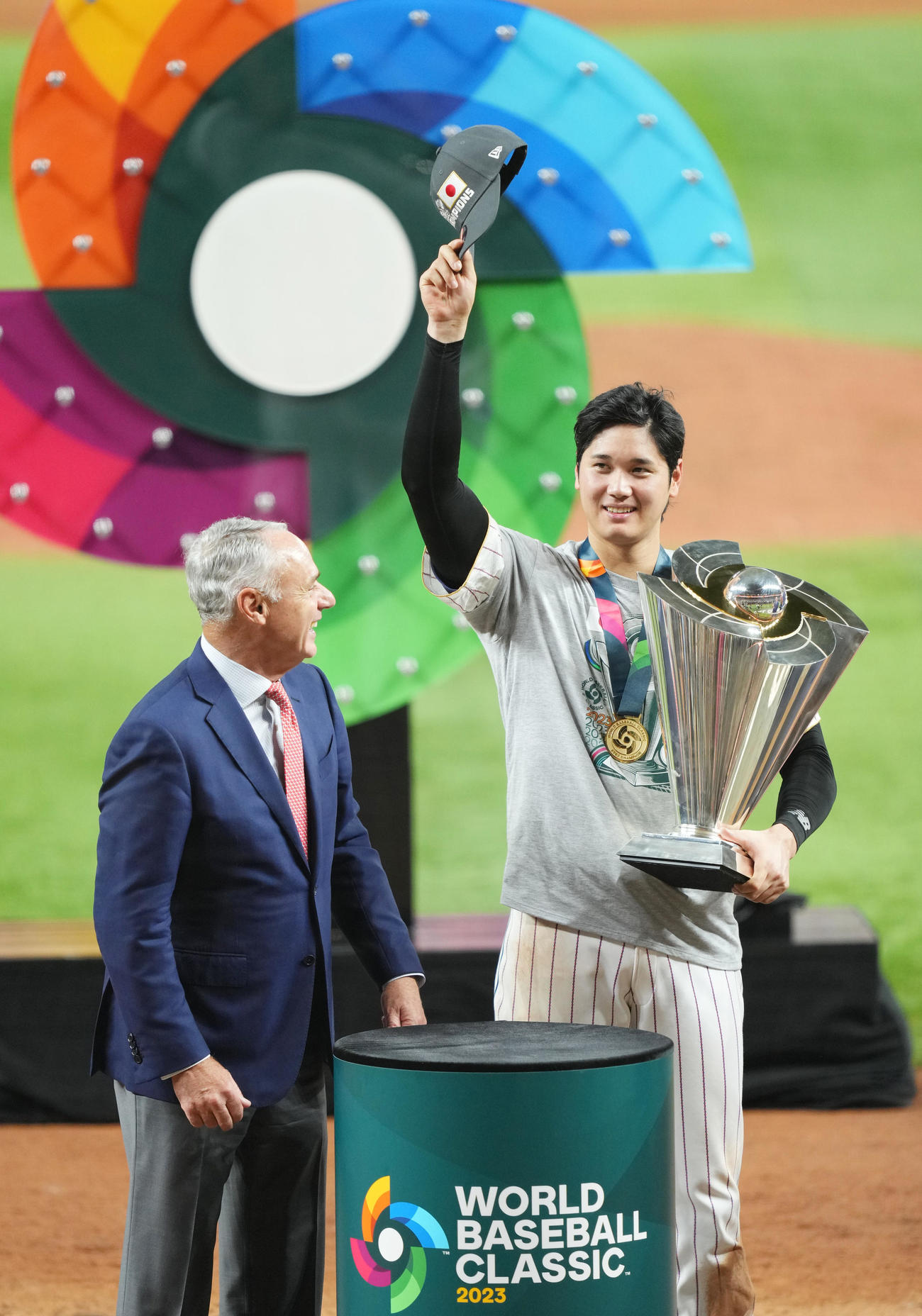 世界一を決め、優勝トロフィーを手にする大谷（右）（撮影・菅敏）
