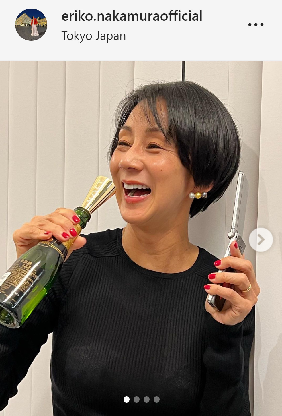 携帯電話を手にシャンパンで乾杯した中村江里子（中村江里子のインスタグラムから）