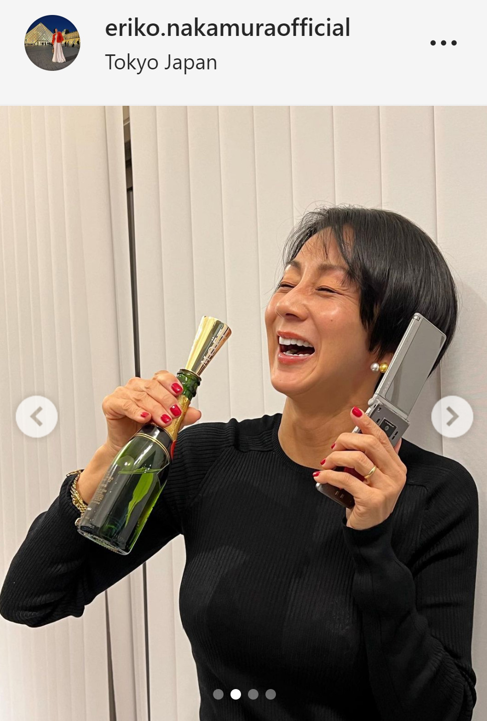 携帯電話とシャンパンを手に笑顔を見せる中村江里子（中村江里子のインスタグラムから）