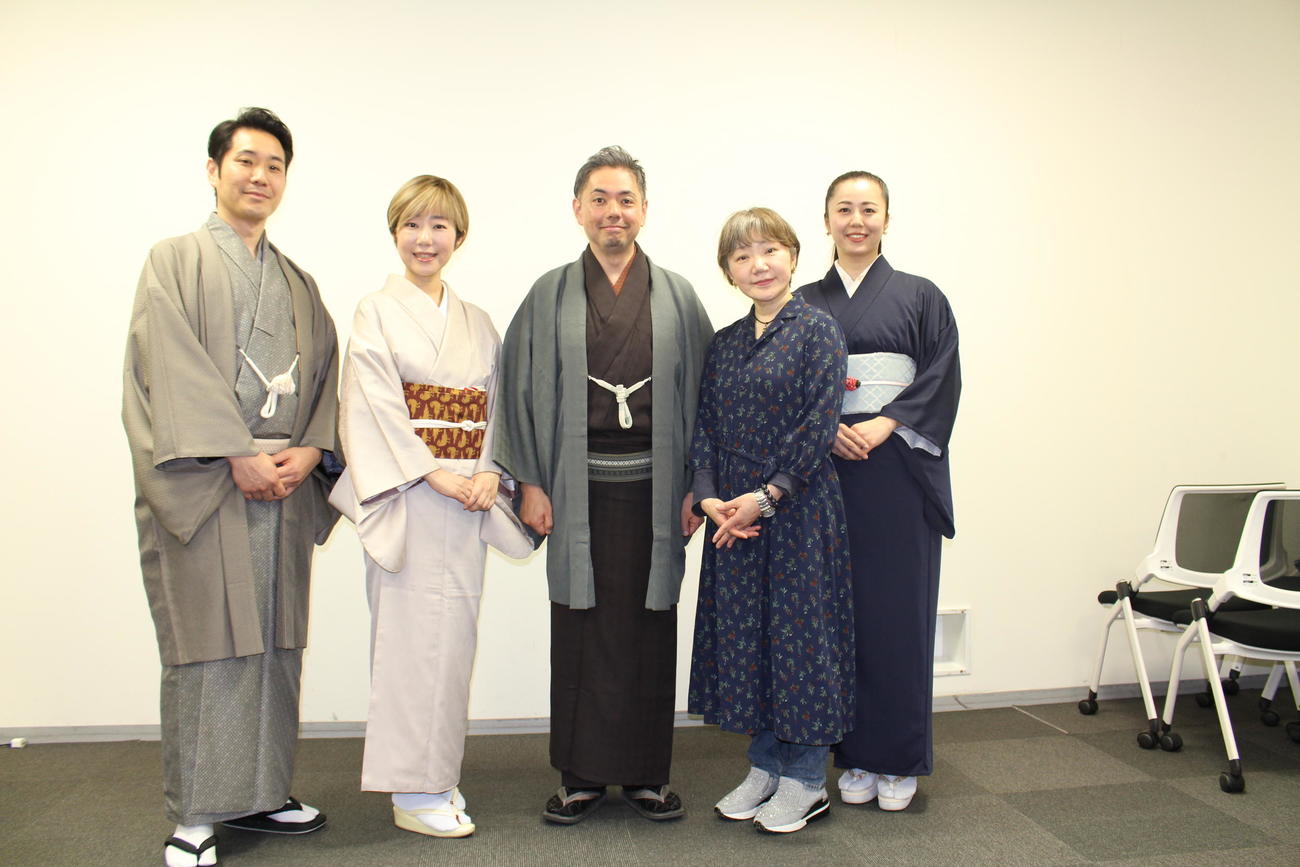 「RENBO　恋慕」に出演する（左から）菊央雄司、山村若静紀、桂春蝶、わかぎゑふ、桂紗綾アナウンサー