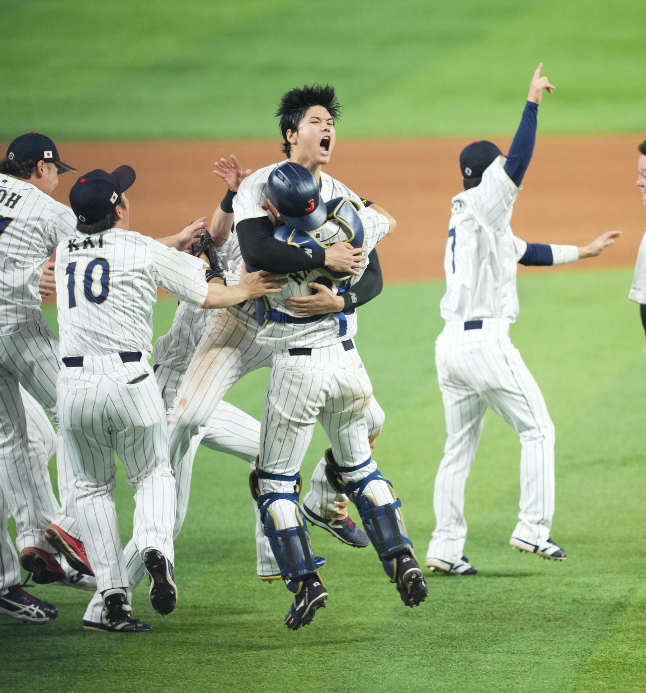 世界一を決め、ナインと抱き合う大谷（中央）（撮影・菅敏）