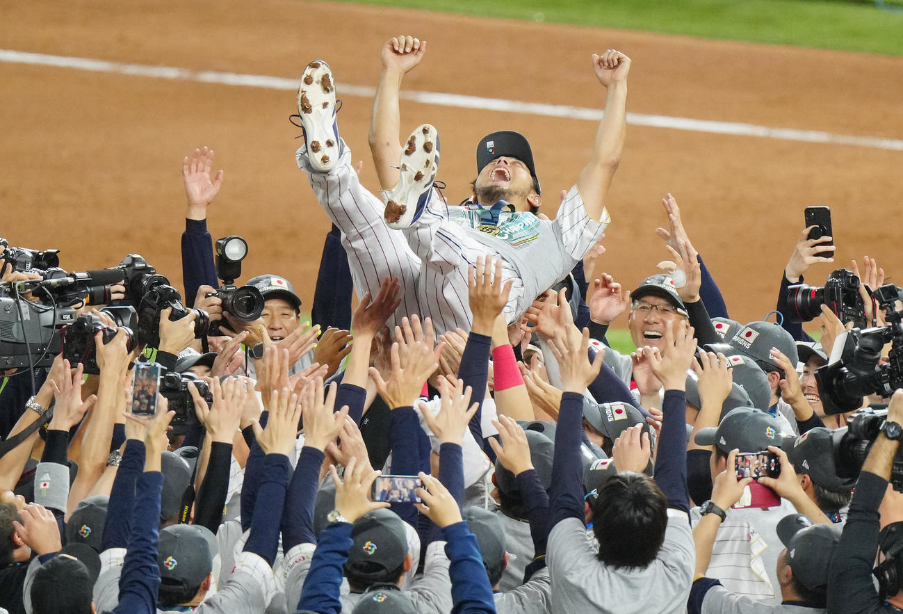 優勝しチームメートから胴上げされるダルビッシュ（撮影・垰建太）
