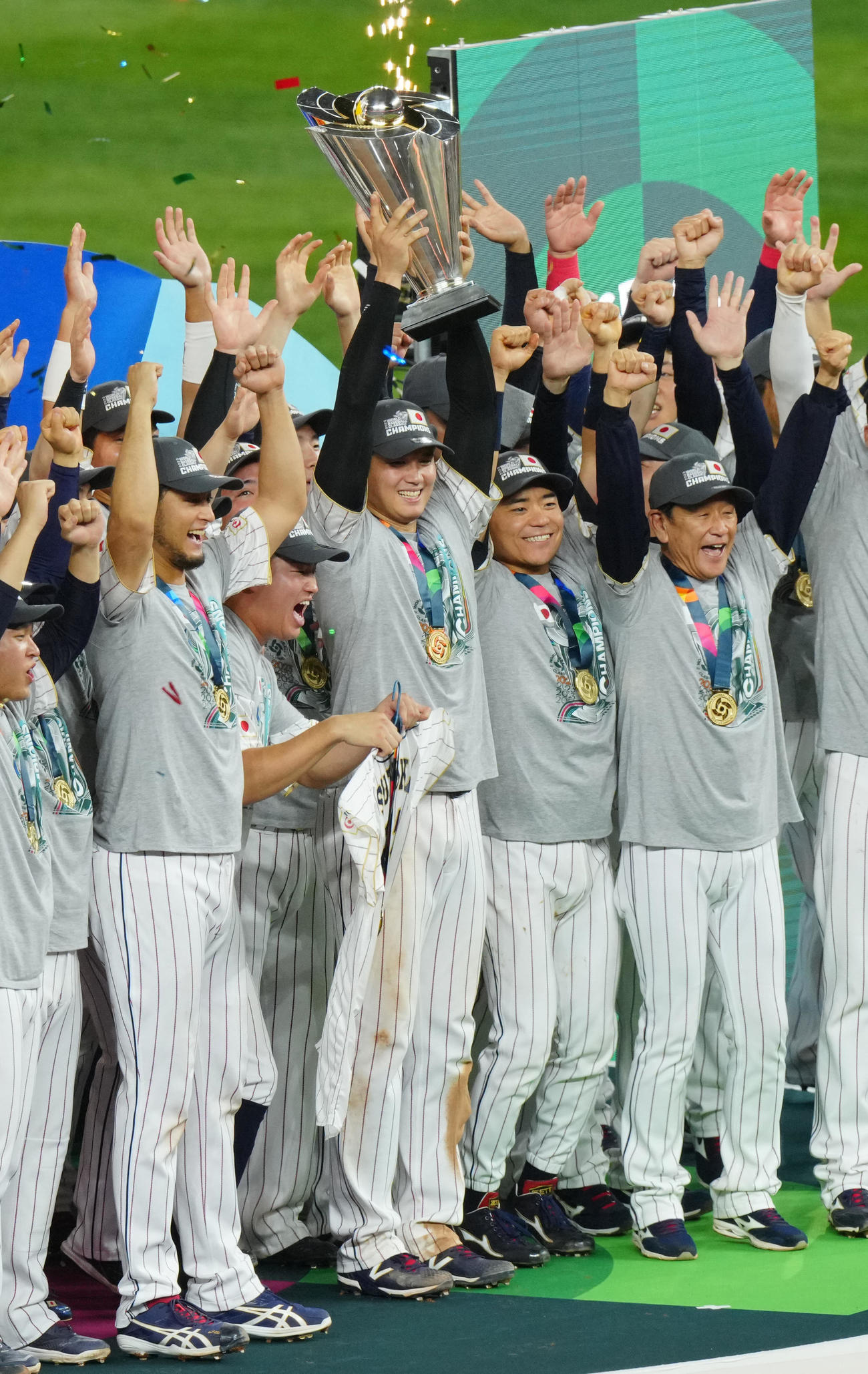 日本対米国　優勝しトロフィーを掲げる大谷（中央）（撮影・垰建太）