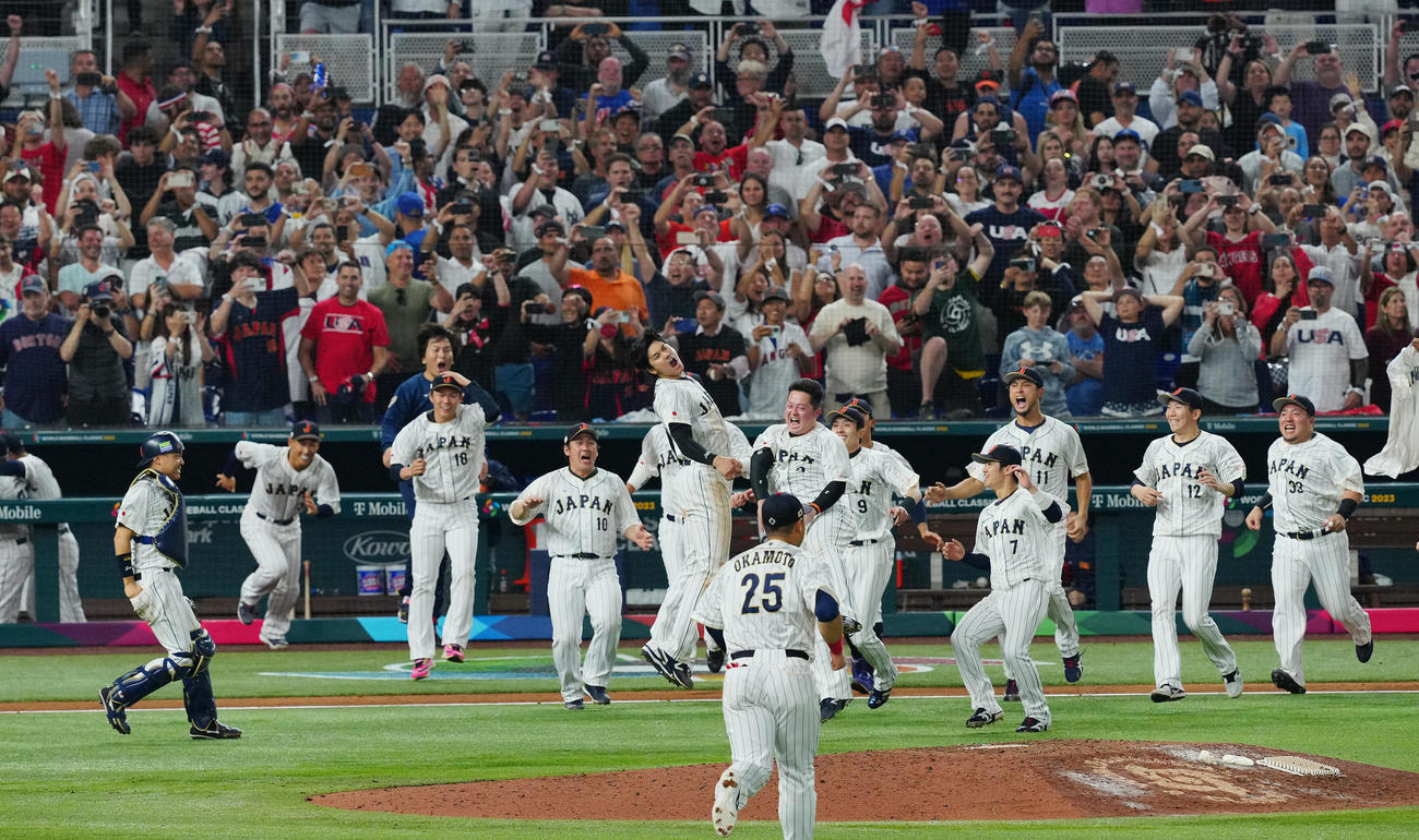日本対米国　9回表米国2死、トラウトを三振に仕留め優勝を決めた大谷（中央）はナインと喜びを爆発させる（撮影・垰建太）
