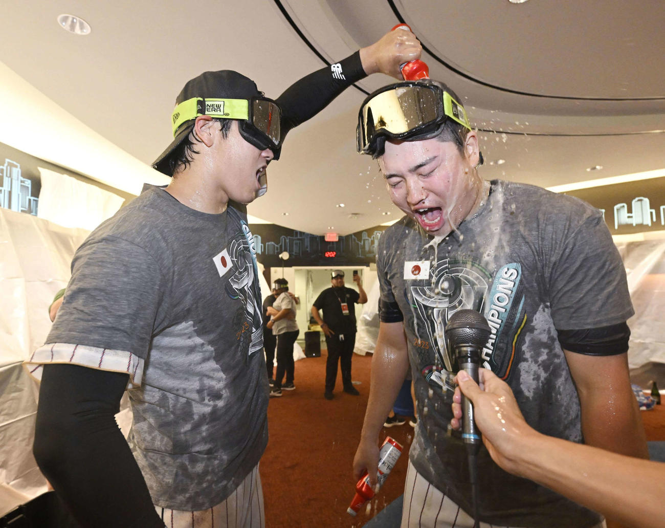 シャンパンファイトで盛り上がる大谷（左）と村上（代表撮影）