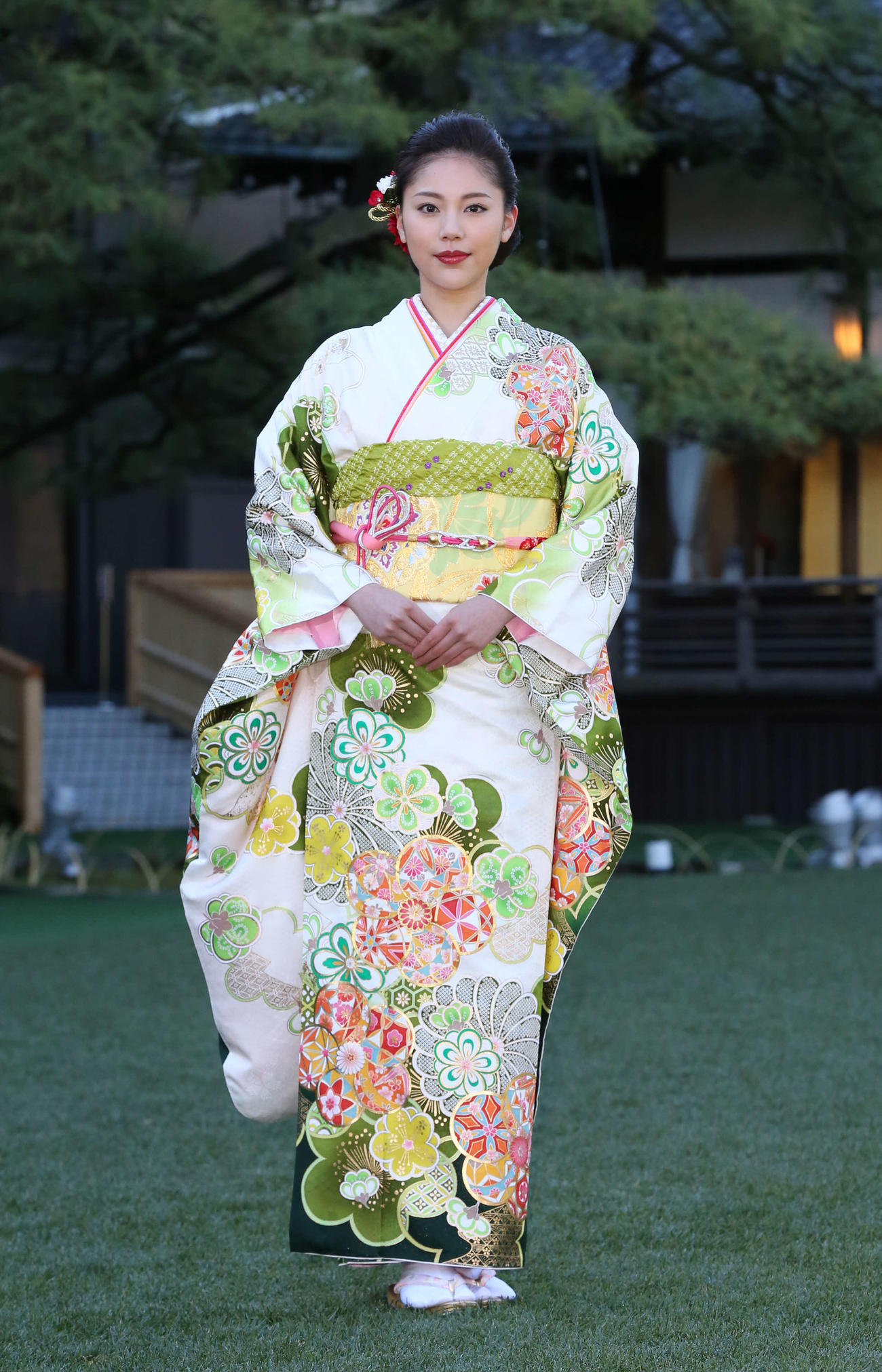 2014年12月、晴れ着姿で写真に納まる水沢エレナ