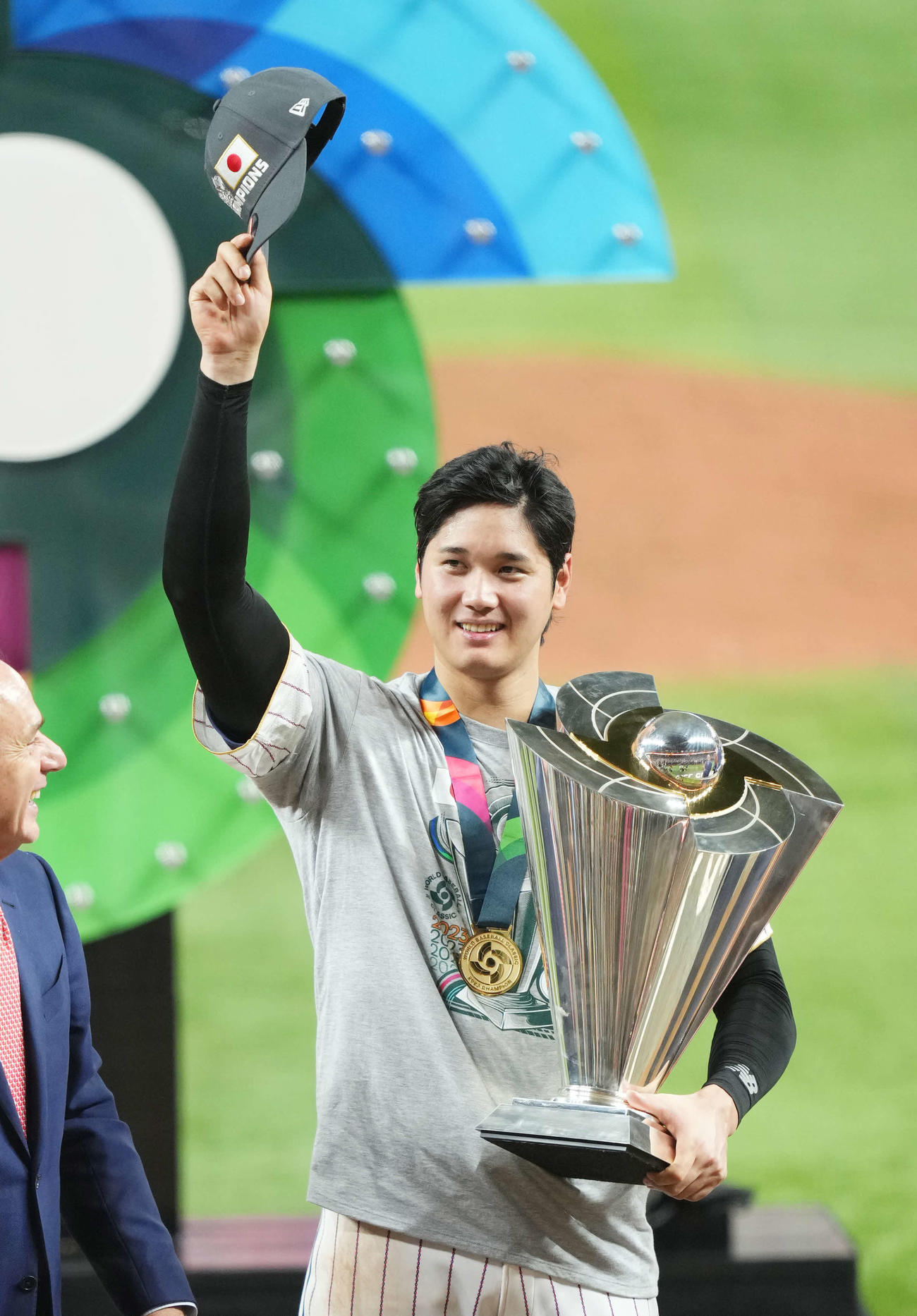 世界一を決め、優勝トロフィーを手にする大谷（撮影・菅敏）