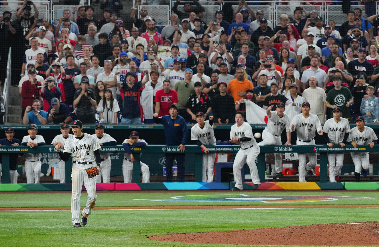 日本対米国　9回裏米国無死一塁、ベッツの打球を見ながら併殺をとる前に笑顔を見せる大谷（撮影・垰建太）