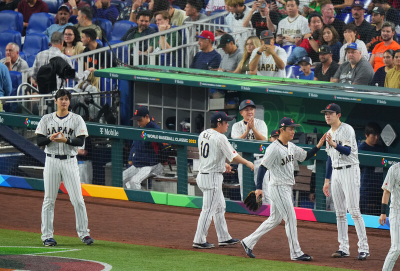 ５回表の登板を終えた山本由伸（右から２人目）を出迎える佐々木朗希（右）、大谷翔平（左）らナイン＝２０２３年３月20日