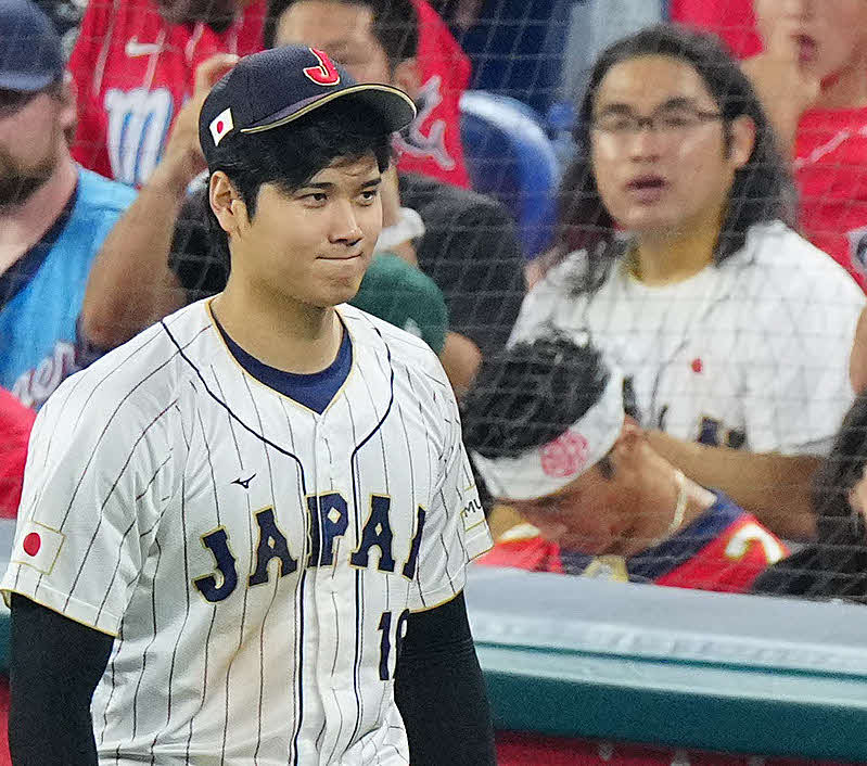 日本対米国　6回、ブルペンへ向かう大谷。スタンドにはロッチ中岡の姿も（撮影・垰建太）