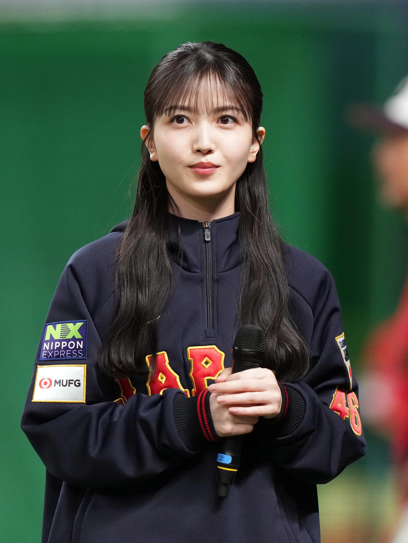2023年3月　中日対侍ジャパン　試合前、グラウンドでレポートする乃木坂46久保史緒里（撮影・狩俣裕三）