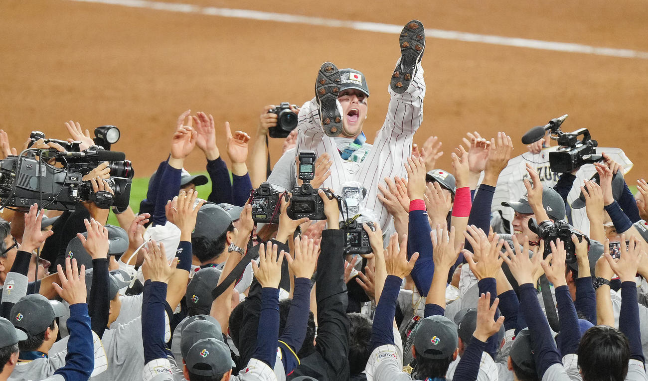 日本対米国　優勝しチームメートから胴上げされるヌートバー（撮影・垰建太）