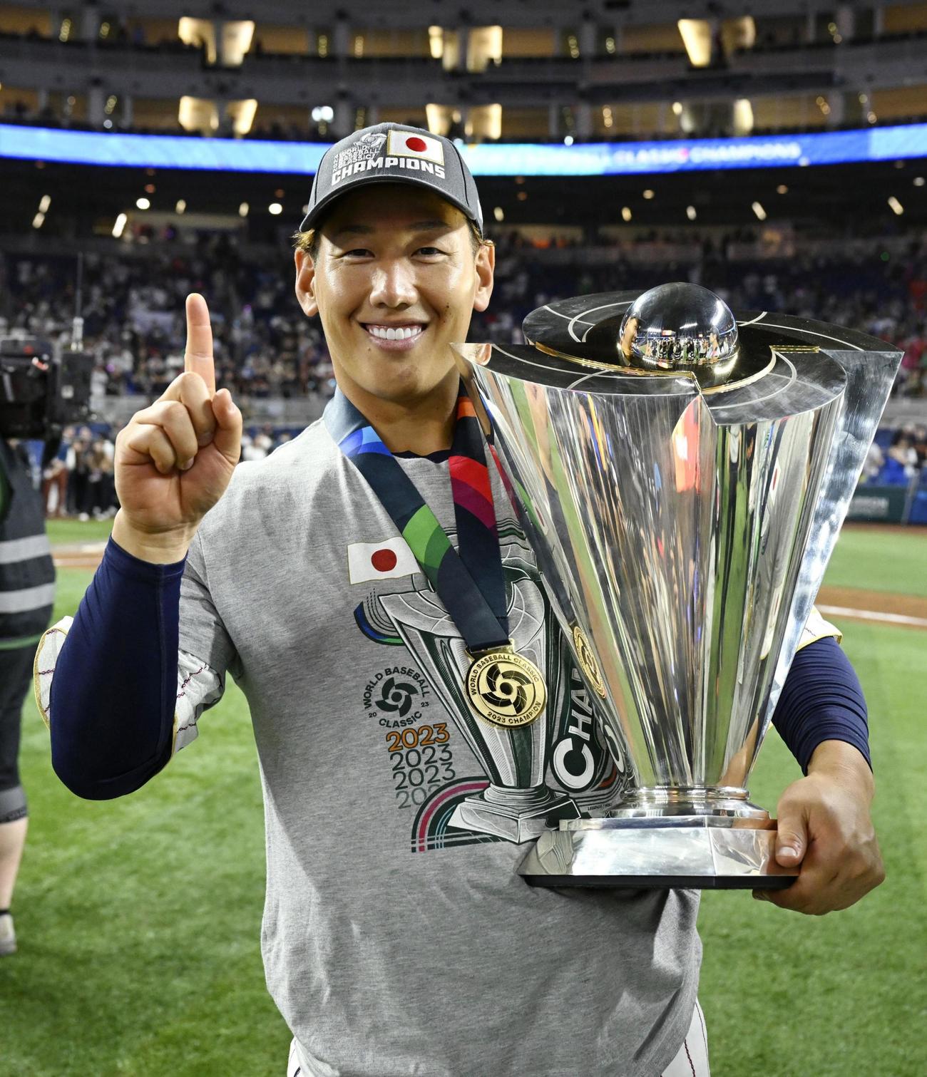 優勝トロフィーを手にポーズをとる吉田＝マイアミ（共同）